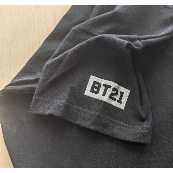 BTS BT21 Line Friends Metallic Silver Foil Group T-Shirt Size Medium - Picture 7 of 7